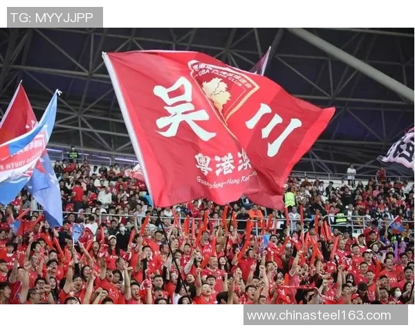 某城市广场球迷欢庆球队晋级盛况热情洋溢场面震撼人心 某城市广场球迷欢庆球队晋级盛况热情洋溢场面震撼人心